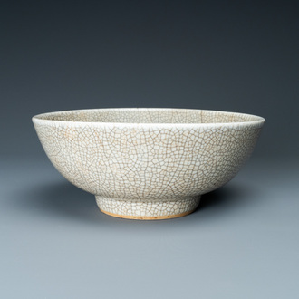Un bol en porcelaine de Chine de type ge à émail craquelé, Yongzheng/Qianlong