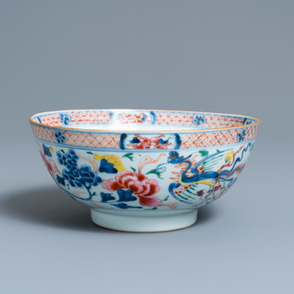 Un bol en porcelaine de Chine famille rose à décor de phénix, Qianlong