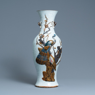 Un vase en porcelaine de Chine dite 'de Nankin' à décor d'un paon, marque de Chenghua, 19ème