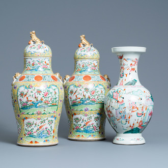 Une paire de vases en porcelaine de Chine famille rose de Canton et un à décor de guerriers, marque de Qianlong, 19ème
