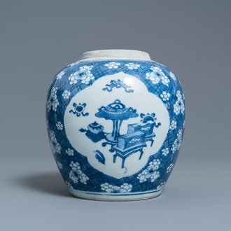 Un pot en porcelaine de Chine en bleu et blanc à décor d'antiquités, Kangxi