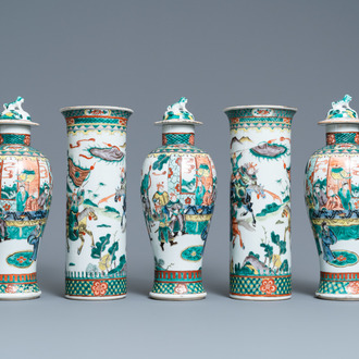 Une garniture de cinq vases en porcelaine de Chine famille verte, marque de Kangxi, 19ème