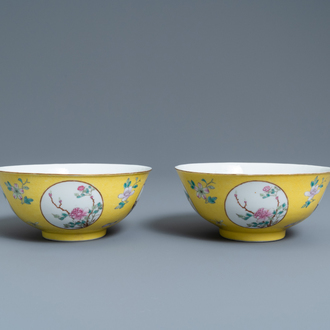 Une paire de bols en porcelaine de Chine famille rose à fond jaune sgraffito, marque et époque de Guangxu