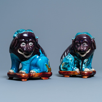 Une paire de modèles d'animaux mythiques en porcelaine de Chine en turquoise et aubergine, 19ème