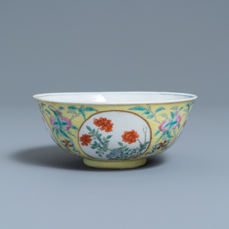 Un bol en porcelaine de Chine famille rose à fond jaune sgraffito, marque et époque de Daoguang