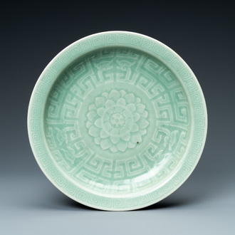 Een Chinese monochrome celadon 'lotus' schotel, Qianlong