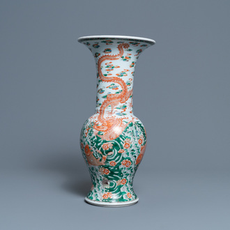 Un vase de forme 'yenyen' en porcelaine de Chine famille verte, marque de Kangxi, 19ème