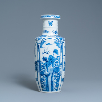 Een Chinese blauw-witte rouleau vaas, Kangxi merk, 19e eeuw