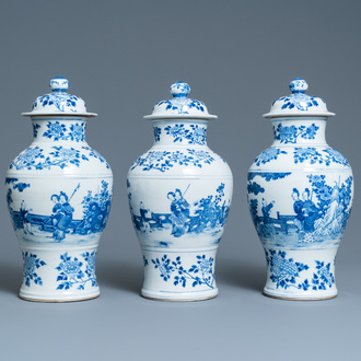 Trois vases couverts en porcelaine de Chine en bleu et blanc, marque de Kangxi, 19ème