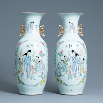 Une paire de vases en porcelaine de Chine famille rose, 19/20ème