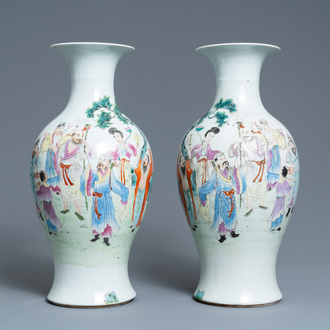 Une paire de vases en porcelaine de Chine famille rose, marque de Qianlong, République