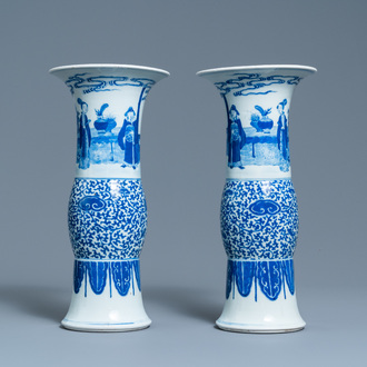 Une paire de vases en porcelaine de Chine en bleu et blanc, Guangxu