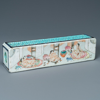 Une boîte à grillons en porcelaine de Chine famille rose à sujet érotique, 1ère moitié du 19ème