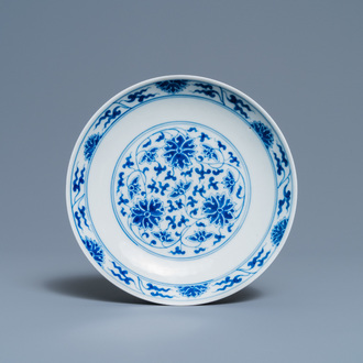 Une assiette en porcelaine de Chine en bleu et blanc à décor de rinceaux de lotus, marque et époque de Guangxu