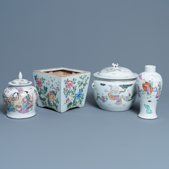 Une jardinière, deux vases et un bol couvert en porcelaine de Chine famille rose, 19/20ème