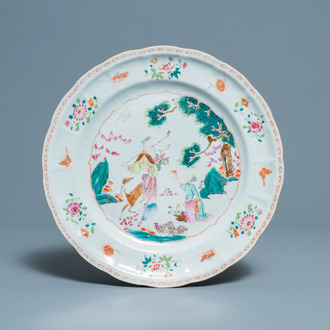 Un plat en porcelaine de Chine famille rose à décor de Xiwangmu, Qianlong