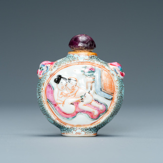 Een Chinese famille rose snuiffles met erotisch decor, Qianlong merk, 19e eeuw