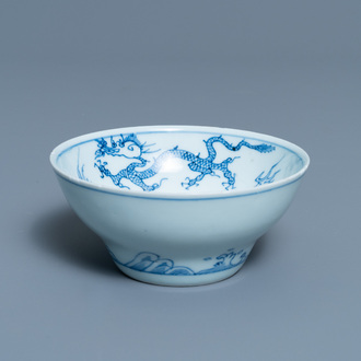 Een Chinese blauw-witte 'draken' kom, Kangxi/Yongzheng