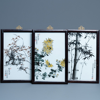 Drie Chinese plaquettes met florale decors, 20e eeuw