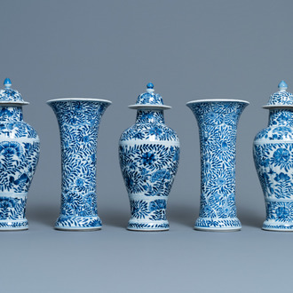 Een Chinees vijfdelig blauw-wit kaststel met floraal decor, Kangxi