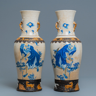 Une paire de vases en porcelaine de Chine dite 'de Nankin' figurant Li Tieguai, 19ème