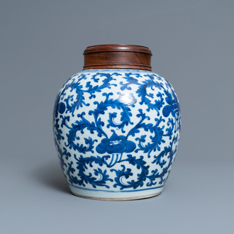 Een Chinese blauw-witte pot met floraal decor, Kangxi