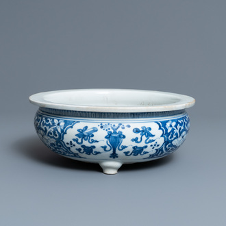 Un brûle-parfum tripod en porcelaine de Chine en bleu et blanc, Kangxi