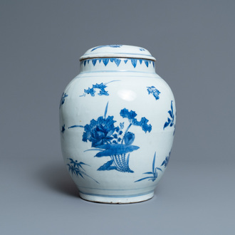 Een Chinese blauw-witte dekselvaas met floraal decor, Transitie periode