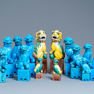 Quatorze modèles de lions bouddhistes en porcelaine de Chine turquoise monochrome et famille verte, 19/20ème