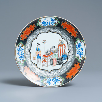 Une assiette en porcelaine de Chine famille rose à bordure en imitation d'argent, Yongzheng