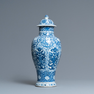Een Chinese blauw-witte dekselvaas met floraal decor, Kangxi