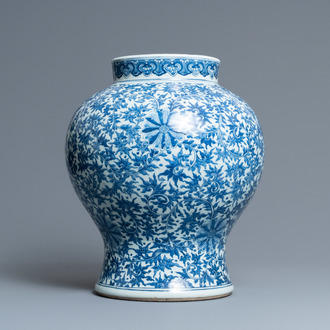 Un vase en porcelaine de Chine en bleu et blanc à décor de rinceaux de lotus, Qianlong