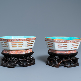 Une paire de bols de forme octagonale en porcelaine de Chine, marque et époque de Tongzhi