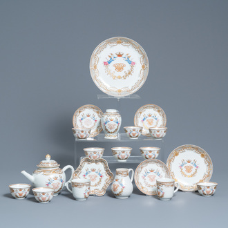 Un service à thé de 20 pièces en porcelaine de Chine famille rose pour le marché européen, Qianlong