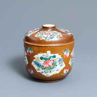 Un grand bol couvert en porcelaine de Chine famille rose à fond brun capucin, Qianlong