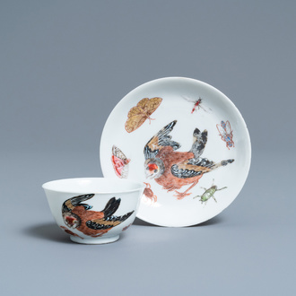 Une tasse et soucoupe en porcelaine de Chine famille rose à décor d'un oiseau entouré d'insectes, Yongzheng