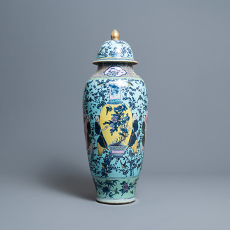 Un très grand vase couvert en porcelaine de Chine famille rose à fond turquoise, 19ème