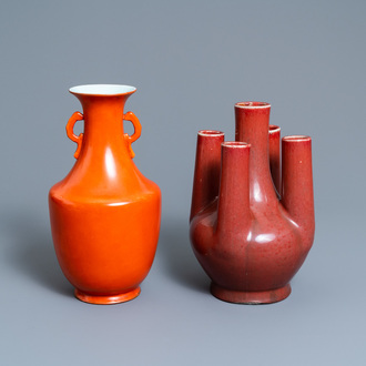 Un vase en porcelaine de Chine rouge de corail monochrome et un vase tubulaire en sang de boeuf, 19/20ème