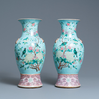 Une paire de vases en porcelaine de Chine famille rose à fond turquoise aux anses en forme de papillon, 19ème