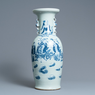 Un vase en porcelaine de Chine en bleu et blanc à fond céladon, 19ème