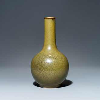 Un vase de forme bouteille en porcelaine de Chine 'teadust' monochrome, 19ème