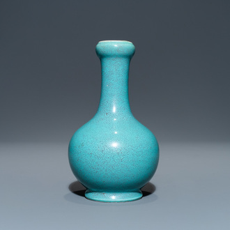 Un vase de forme bouteille en porcelaine de Chine à émail robin's egg, marque de Qianlong, 19/20ème