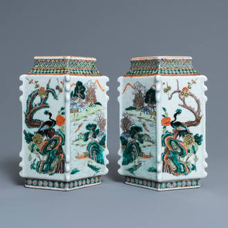 Une paire de vases de forme losange en porcelaine de Chine famille verte, 19ème