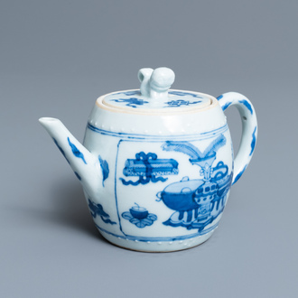 Une théière en porcelaine de Chine en bleu et blanc à décor d'antiquités, Kangxi