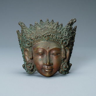 Un masque d'une déesse en bronze, Tibet ou Asie du Sud-Est, 19ème
