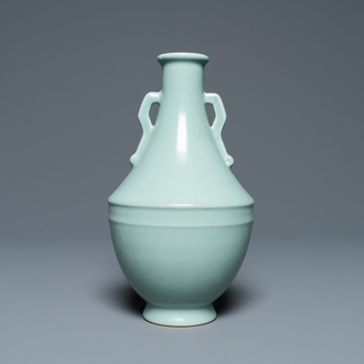 Een Chinese monochrome celadon vaas, Qianlong merk, Republiek