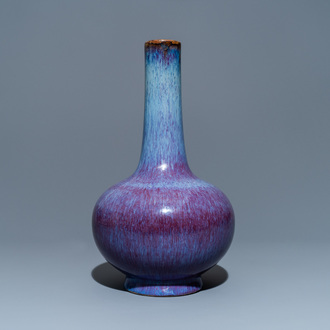 Een Chinese flesvormige vaas met flambé glazuur, Kangxi merk, 19e eeuw