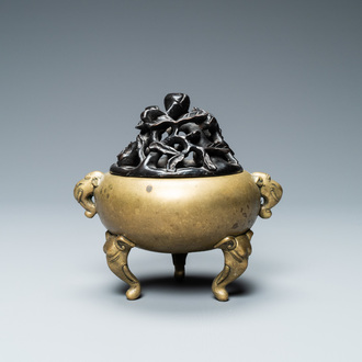 Un brûle-parfum en bronze aux anses et pieds en forme d'éléphants, Chine, marque et époque de Qianlong