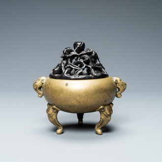 Een Chinese bronzen wierookbrander met olifantenoren en -poten, Qianlong merk en periode