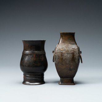 Een Chinese bronzen 'zhi' vaas en een archaïsche vaas met twee ringen, Song en Qing